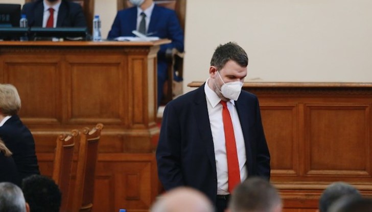 Санкционираният по "Магнитски" депутат ударно разчиства имуществото си