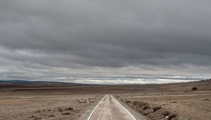 Изоставени магазини и предимно празни улици Изоставени магазини и предимно празни улици