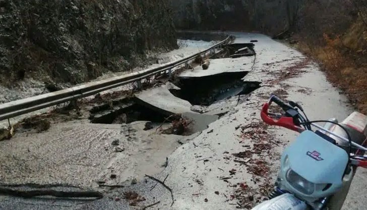 Заради срутването част от хората са оставили колите си на главния път на 5 км от селото