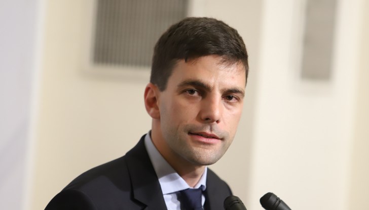 "Поради огромното количество хора, с които се срещам всеки ден, си правя тестове по-често. Такъв си бях направил и в неделя и беше отрицателен. След заседанието на КСНС си направих отново тест, който за жалост даде положителен резултат", написа председателят на парламента