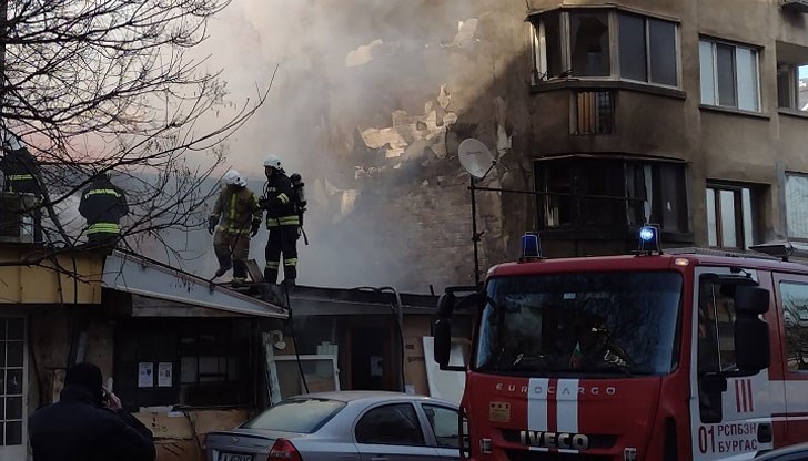 Огънят е тръгнал от покрив на къща