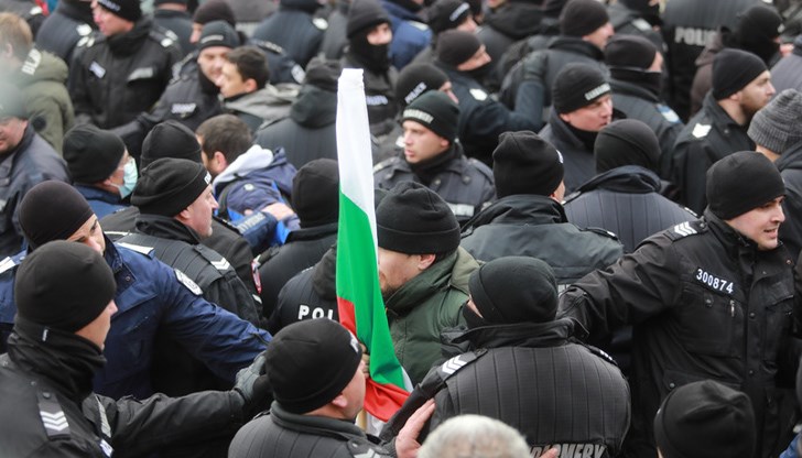 От МВР съобщиха, че четирима са с натъртване в областта на ребрата, като това е станало при ескалацията на напрежението От МВР съобщиха, че четирима са с натъртване в областта на ребрата, като това е станало при ескалацията на напрежението