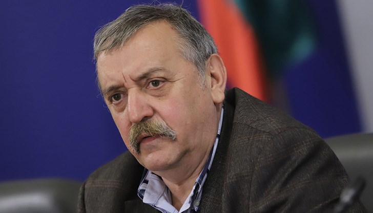 "Най-големият проблем сега е временната нетрудоспособност на заразените, тъй като хората не са тежкоболни, но не са на работа за около десет дни", каза професорът "Най-големият проблем сега е временната нетрудоспособност на заразените, тъй като хората не са тежкоболни, но не са на работа за около десет дни", каза професорът