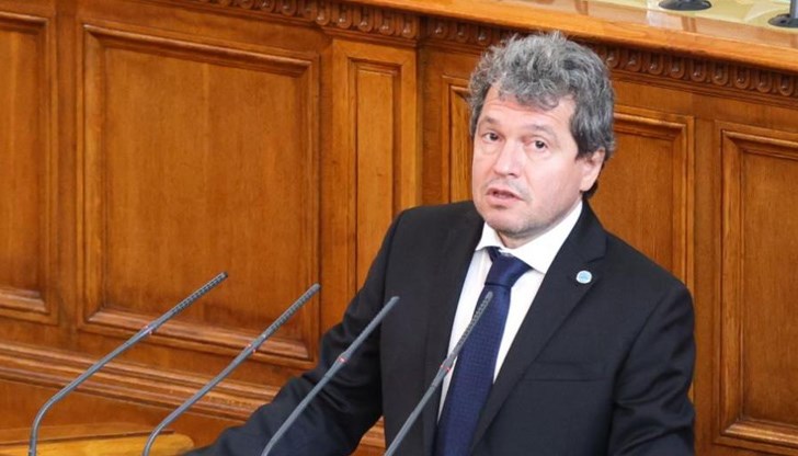 И управляващи, и опозиция се разграничиха от изказването му във Facebook