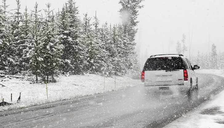 Националната метеорологична служба съобщи, че на някои места, включително в щатите Кънектикът, Масачузетс и Роуд Айлънд, е паднал над 30 сантиметра сняг