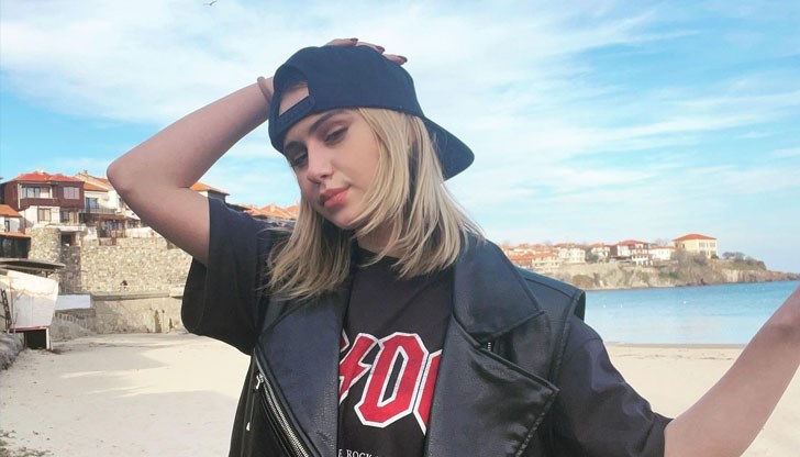 Родната актриса публикува снимки на плажа в Созопол