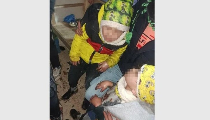 Жената е намерена боса в снега в събота, като е сложила чорапите си на двете си деца, за да им се стоплят краката