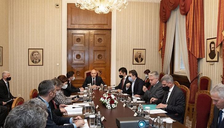 Кой носи отговорност за 6-часовото присъствено заседание на КСНС, което със заразата декапитира/"обезглави" оперативното политическо ръководство на държавата за следващите 10 дни