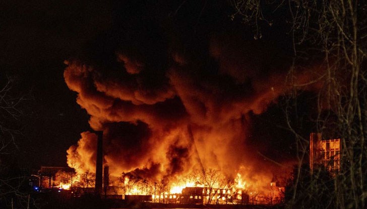 Голям пожар бушува часове наред в химически завод