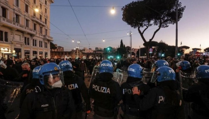 Група демонстранти тръгнаха на неразрешено шествие към историческия център на Рим