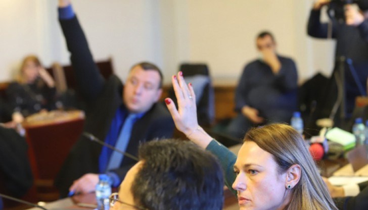 Депутатите от управляващата коалиция се разделиха в мнението си за пропусквателния режим в НС