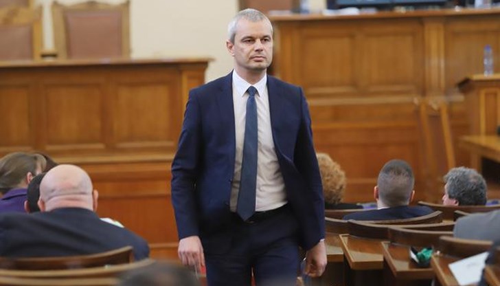 "Възраждане" заплашиха с протести срещу решението за зелен сертификат за парламента "Възраждане" заплашиха с протести срещу решението за зелен сертификат за парламента