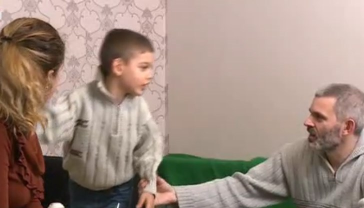 Вече близо четири години двамата са едно щастливо семейство. Трудни моменти не липсват, но именно в това се крие предизвикателството да си родител Вече близо четири години двамата са едно щастливо семейство. Трудни моменти не липсват, но именно в това се крие предизвикателството да си родител