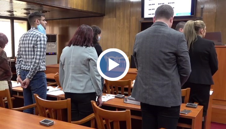 Орлин Дяков от ГЕРБ прочете декларация в която призовава  съветниците да се обединят въпреки политическите си различия в името на спокойствието на Русе срещу агресията