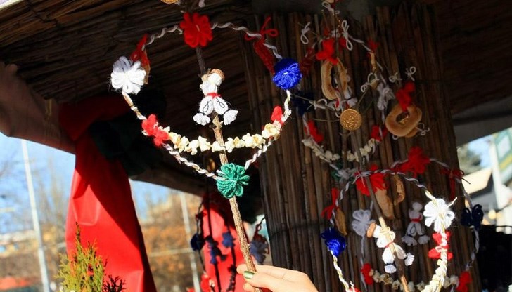 Народната традиция свързва празника на Свети Василий с обичая сурвакане