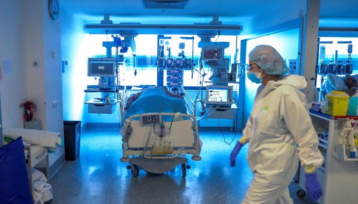 В Русе болниците, които приемат тежките COVID пациенти са две. В една от тях свободните легла са три и постоянно приемат пациенти от няколко околни града, споделят медиците