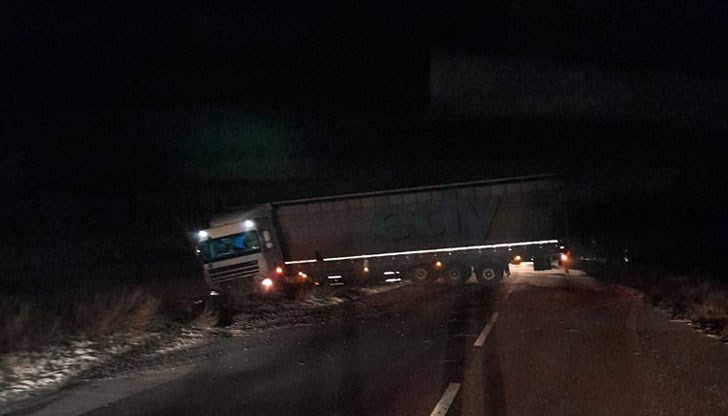 Тежкотоварният камион е запречил и двете платна край "Мидата".