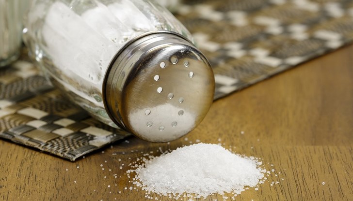 Когато пълните солница, тя трябва да е плътно покрита, за да не влиза въздух и влага вътре