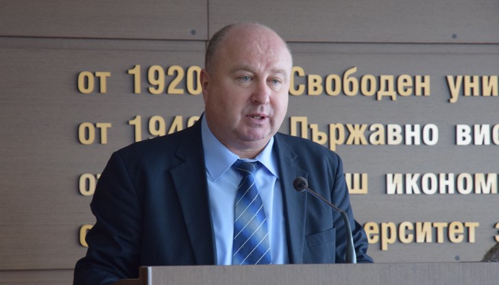 Преди да поеме ръководството на АЗ, той бе директор на Дирекция „Регионална служба по заетостта” – Русе