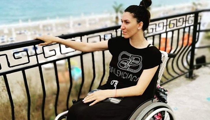 Младата жена от 14 години е парализирана от гърдите надолу, но не се предава, не се оплаква и започва да твори бижута с ръцете си