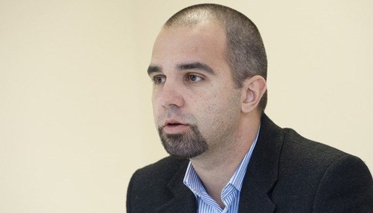 В българското общество се отваря цепнатина и от едната страна стоят формации като ГЕРБ, БСП, "Възраждане", ИТН, от другата страна са формации, които гледат на запад - ПП, ДБ