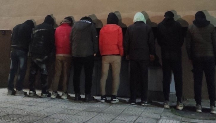 Крили ги в барка