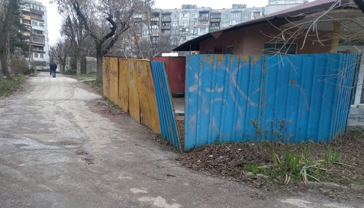 "Тъй като нямам телефонен номер на Държавата, пиша тук и ще звънна на 112. Няма да пиша повече, дано няма жертви, за 40 мин минаха 5 човека и 3 автомобила.", разкрива Георги Мъглов