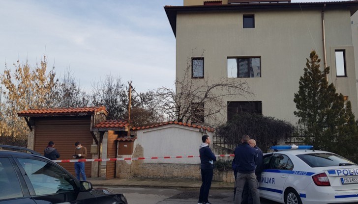 Има два полицейски екипа и криминалисти, които извършват оглед Има два полицейски екипа и криминалисти, които извършват оглед