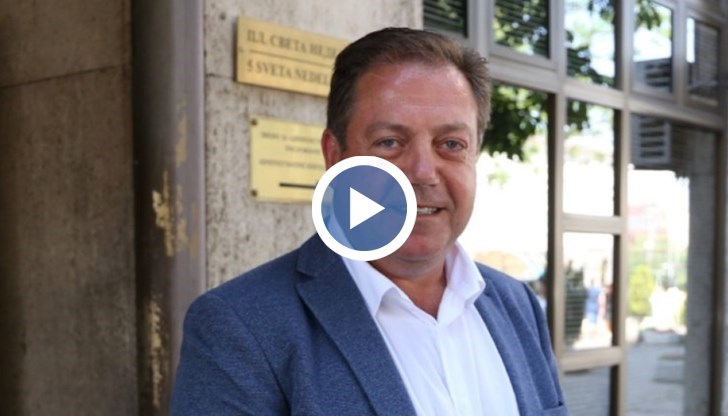 Нужен е нов подход за привличане на колебаеещите се да се ваксинират срещу COVID-19, убеден е медикът