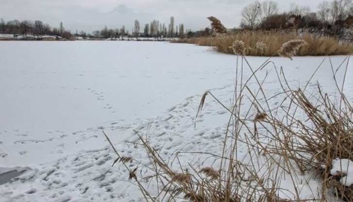 Местните хора отбелязват, че ходенето или пързалянето по леда е изключително опасно Местните хора отбелязват, че ходенето или пързалянето по леда е изключително опасно