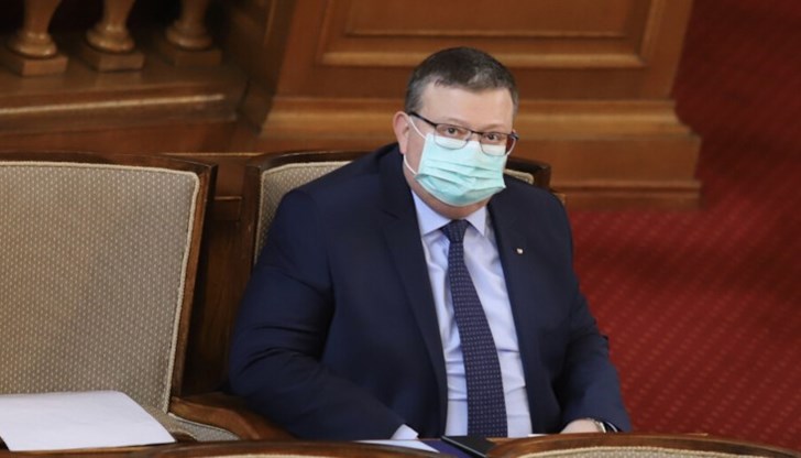 Според твърдения на премиера Кирил Петков, действия на Цацаров "навеждали на извод за извършено престъпление"