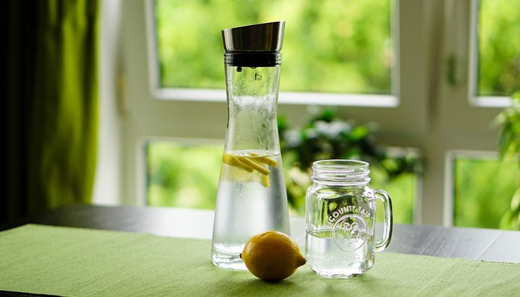 Ключовите предимства на лимоновата вода е витамин С, който подпомага здравето по следните начини