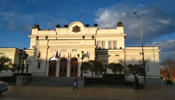 Решението касае народните представители, служителите на институцията, журналистите и гостите на Народното събрание