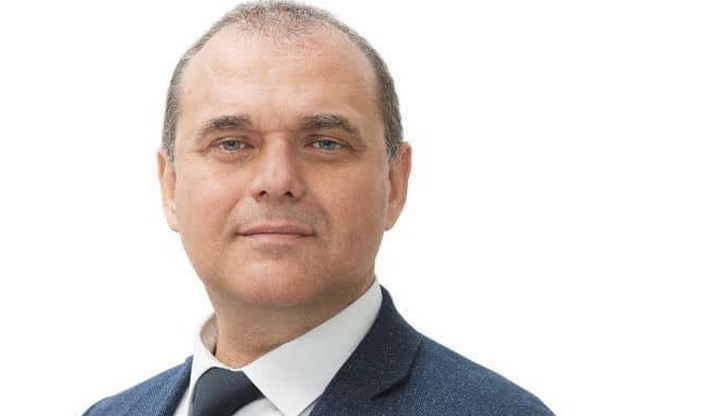 " След като 3 десетилетия трупа личен рейтинг осмивайки безидейните и продажни български политици и той го удари на алъш-вериш, за да се подмаже на презокеанския Голям брат и “началнниците в Брюксел”, заяви Веселинов