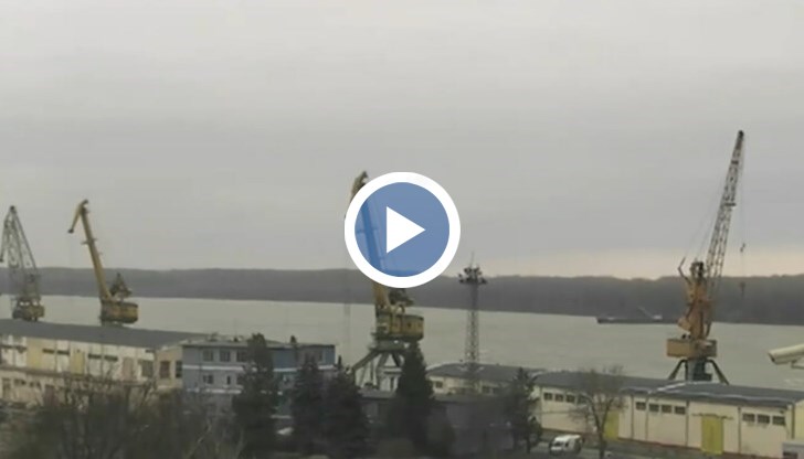 Забранено е навлизането на кораби в лиманите. Най-голямото пристанище в българския участък на Дунав продължава разтоварването само с наземна техника