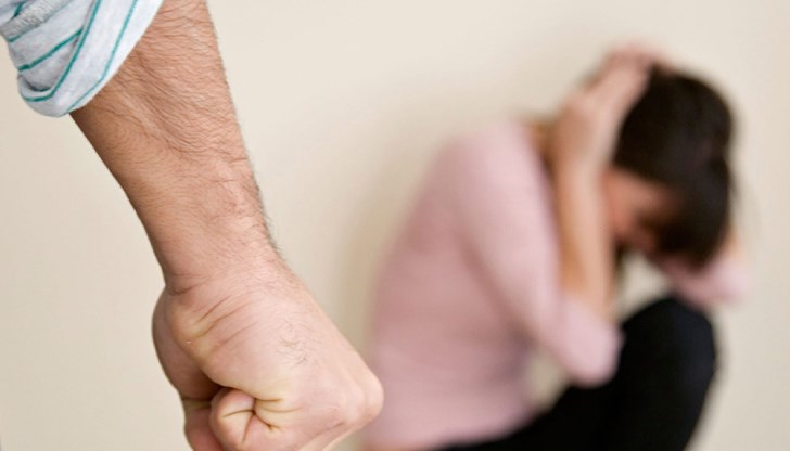 Мъжът я принуждавал да си признае, че е откраднала назад във времето оборотни пари Мъжът я принуждавал да си признае, че е откраднала назад във времето оборотни пари