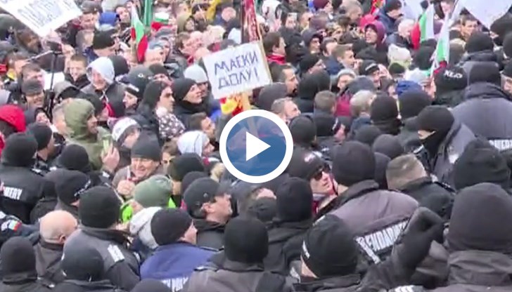 Хората, дошли да изразят недоволството си, са без маски