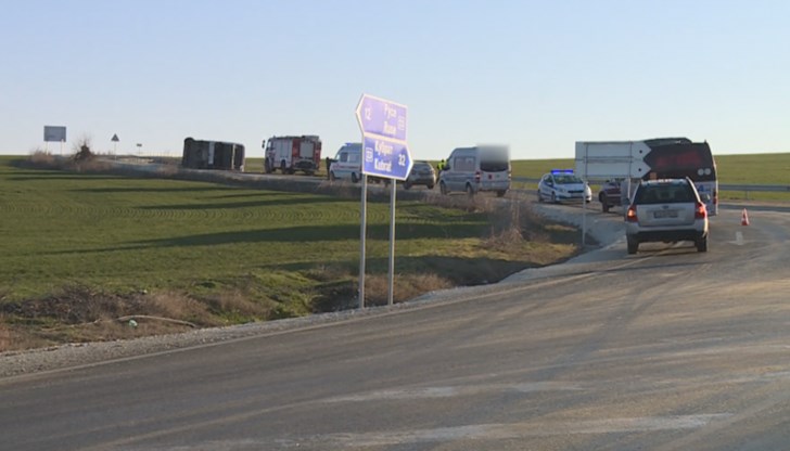 Виж какъв завой. Абсолютно не вземат мерки. Лед отдолу, лед. Не мога да управлявам автобуса, не можах да го овладея, обясни шофьорът на автобуса