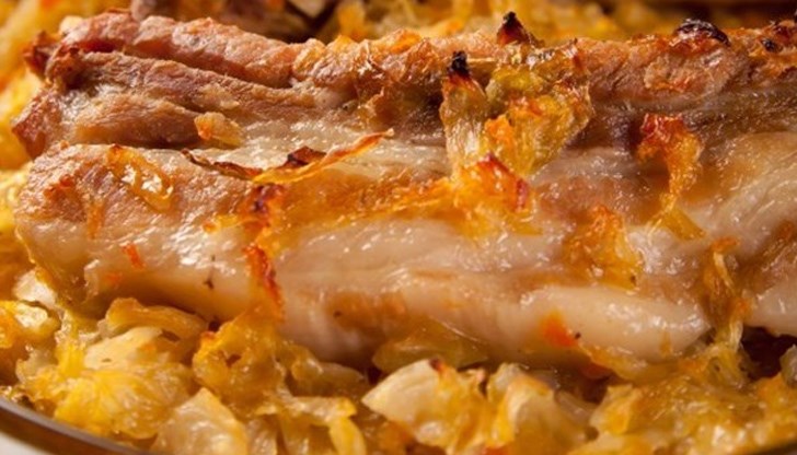 По традиция на Ивановден трябва да се приготвят свински ребърца с кисело зеле, варено жито, ошав от сушени плодове, баница със сирене, луканка и кървавица По традиция на Ивановден трябва да се приготвят свински ребърца с кисело зеле, варено жито, ошав от сушени плодове, баница със сирене, луканка и кървавица