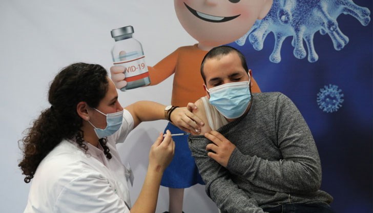 Засега право да получат четвърта доза имат само хората над 60-годишна възраст, медицинският персонал и лицата със слаба имунна система Засега право да получат четвърта доза имат само хората над 60-годишна възраст, медицинският персонал и лицата със слаба имунна система