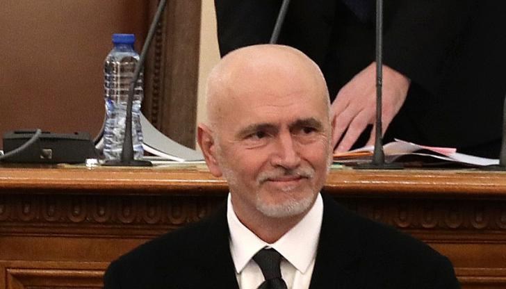 "Премахваме всички излишни документи на хартия", заяви министър Николай Събев по време на парламентарния контрол