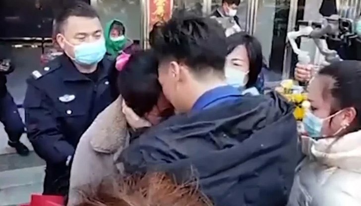 Китаец успя да открие майка си след 33 г. раздяла по саморъчно направена карта