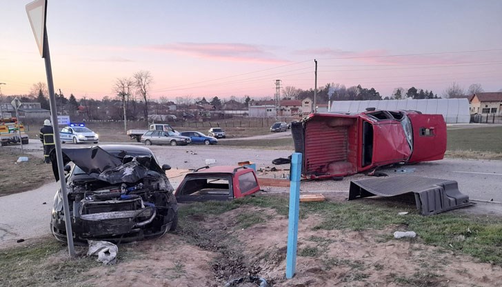 Те са пътували в преобърнатия пикап Те са пътували в преобърнатия пикап