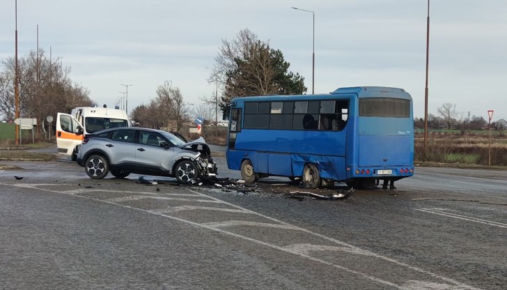На  място са пристигнали две линейки и полицейски автомобил
