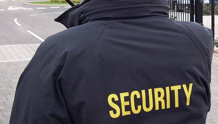 Престъпникът се представил за охрана на хранителен магазин и предложил на жената да я придружи до болницата Престъпникът се представил за охрана на хранителен магазин и предложил на жената да я придружи до болницата