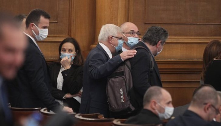 Според председателя на комисията и депутат от ДБ д-р Александър Симидчиев депутатите са „рисков контингент“