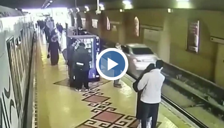 Кадри от охранителни камери показват изумените пътници