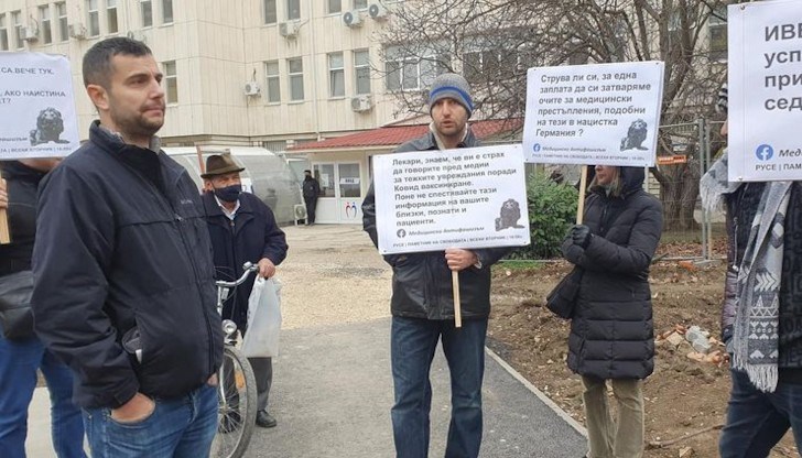 Под прозорците на болница „Медика“ група антиваксъри с плакати и озвучаване с тонколони обясняваха на хората, чакащи за имунизация пред изнесения пункт, че ваксините били опасни