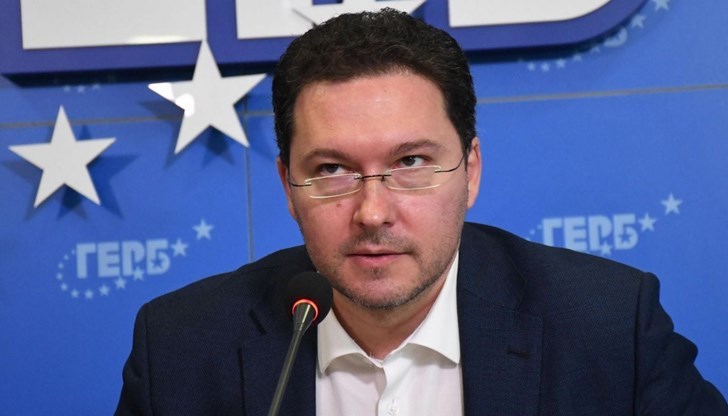 "Това правителство работи с пожелание. Аз също съм за дипломатическо решение, но отвъд това има реалности, които трябва да бъдат отчетени", допълни Митов