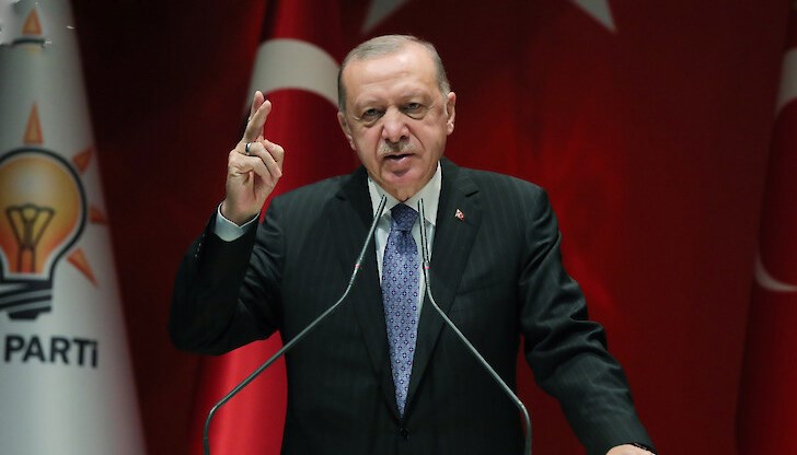 Критици подозират, че хора от обкръжението на Ердоган са манипулирали курса на турската лира при историческия ѝ срив в дните преди Коледа Критици подозират, че хора от обкръжението на Ердоган са манипулирали курса на турската лира при историческия ѝ срив в дните преди Коледа